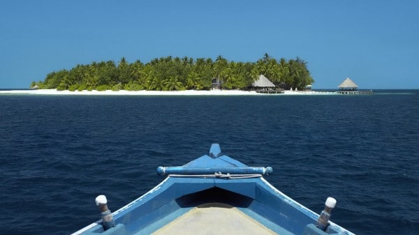 Sailing-to-a-Tropical-Island-600x337